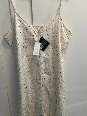 Klänning - Prickig klänning 🖤