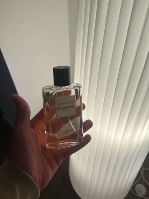 Chanel Paris-Riviera parfym - Säljer av min mammas parfymer som hon inte använder längre🫱🏼‍🫲🏽☺️. Chanel Paris Riviera 100ML med ett nypris på 2100kr. Mycket fin och djup parfym som har cirka 90ML kvar - alltså mycket kvar att ge. 