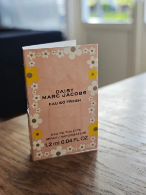Daisy Eau So Fresh Marc Jacobs parfym - Tagit 1 sprut. Söt miniflaska av Daisy Eau So Fresh från Marc Jacobs. Parfymen kommer i en liten glasflaska med sprayfunktion och har en rosa och blommig kartong med vita och gula detaljer. Perfekt att ha med i väskan för en fräsch doft när som helst.