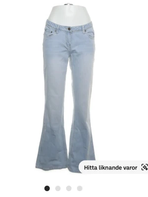 Ljusblå bootcut jeans - Storlek 38, midjemått ca 40cm, innerbenslängd ca 85cm