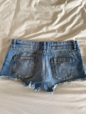 Snygga shorts - Snygga lågmidjade shorts med snygga sömmar på bakfickorna. Säljs då de inte kom till användning. Midjemått 37 cm (sista bild lånad från förra ägaren). Fast pris. 