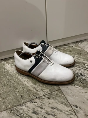 Footjoy Premiere  - Säljer nya mina Footjoy Premiere Packard series i storlek 44 på grund av att de har blivit för små. De är i  fint skick och extra snören tillkommer. Nypris 2999kr