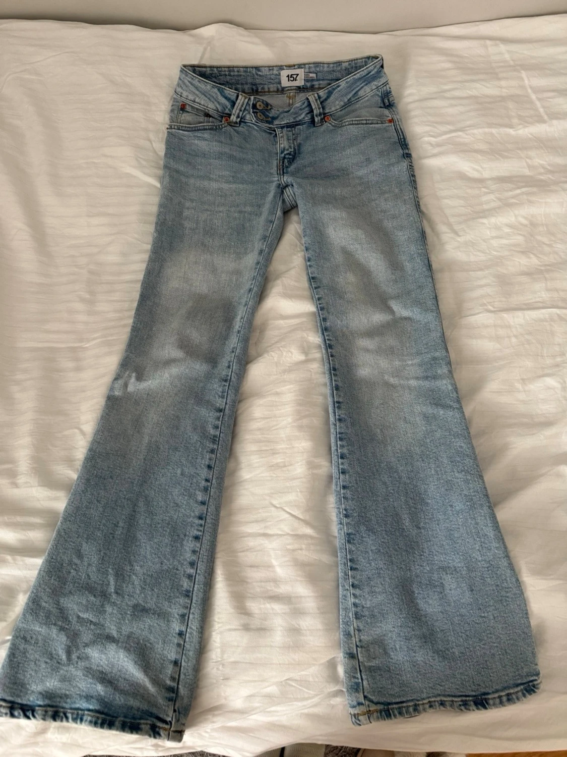 Ljusblå bootcut jeans med brodyr - 2