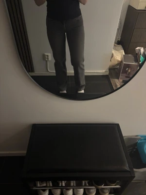 Grå raka jeans  - Säljer ett par grå jeans med raka ben. Jeansen har klassisk femficksdesign och stängs med knapp och dragkedja. Perfekta för en avslappnad och stilren look. Materialet är denim i bomull. Använd endast ett fåtal gånger så dom är som nya. Säljer på grund av inte min typ av jeans. Nypris 500kr. Storlek 25/AU7. 99 low straight.