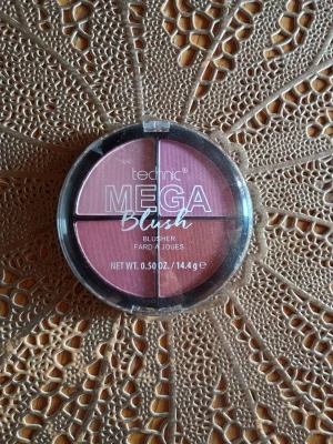Technic Mega Blush fyrfärgsrouge - Technic Mega Blush är en rund palett med fyra olika nyanser av rouge i rosa, persika och mauve. Pudret har en matt finish och kommer i en kompakt plastförpackning med genomskinligt lock. Perfekt för att skapa fräscha och naturliga kinder. Och är helt ny och oanvänd och anledningen till att jag säljer den är att fick av en kompis men har redan flera olika rouge och vet att jag inte kommer ha nytta av den 