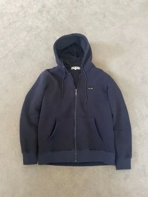 Cdg zip hoddie  - Säljer nu denna hoddie i mycket bra skick | Storleken är Xl men passar L (mått finns i beskrivningen) | Hör av er vid funderingar | Längd 71 och axelbredd 47