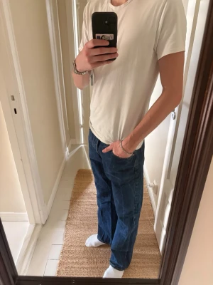 Blå loose fit / relaxed bootcut från Hope - Säljer ett par blå jeans från Hope med loose fit och bootcut. Jeansen har klassiska bakfickor och är tillverkade i bomull. Perfekta för en avslappnad och trendig stil. Priset går att sänkas!!