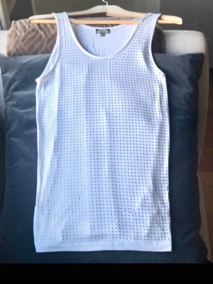 Bik Bok Vera Top med strass – Vit – Storlek XS (Lös passform) - Jättefin vit Vera Top från Bik Bok med gnistrande strass, i mjuk och stretchig viskosblandning. Storleken är XS, men modellen är något mer lössittande/oversized i passformen snarare än helt tight. Skicket är mycket gott, men stenarna är på vissa ställen inte helt symmetriskt placerade (se närbilder). Det såg ut så redan vid inköp i butik och ingenting som stör helhetsintrycket när linnet är på. Längd: 68 cm, Bredd: 29 cm. Material: 95% Viskos, 5% Elastan. Perfekt till fest eller vardags!