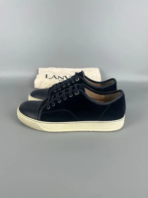 Mörkblå Lanvin Skor Dbb1 Nappa Cap Toe - • The shoes have been gently used and are in very good condition  • Size: EU40 / UK6 (fits 41)  • Color: Navy  • Retail price: 5000 SEK / 450€  • Dustbag included