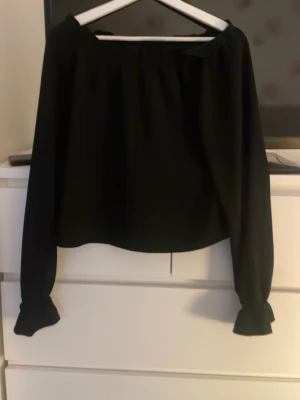 Svart offshoulder topp med långa ärmar storlek 170 -  offshoulder topp med långa ärmar och lätt rynkade armar. Vet tyvärr inte varit ifrån men riktigt snygg men tyvärr förliten nu för mig. 