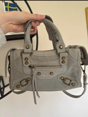 City handväska - Super snygg. Ej något märke. Vet inte var den är köpt då jag själv köpt den second hand. Fint skick men lite ”smutsig” i färgen