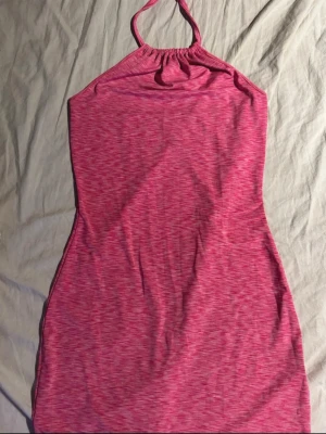 Rosa halterneck-klänning - Söt rosa kort klänning i mjukt och stretchigt material. Halterneck-modell med smala band som knyts i nacken. Enkel men väldigt smickrande design som passar både vardag och fest. En riktig sommarfavorit 💕(ifrån shein) 