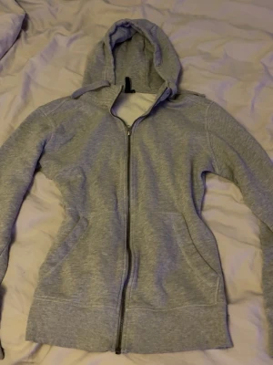 Ljusgrå hoodie med dragkedja - Säljer min super fina egen sydda zip hoodie, den har hål o armhålan men de kan ja absolut sy så de blir bra igen eller så kan den som köper göra de om så önskas💝 tröjan är i storlek M men passar mej perfekt som har S 💕