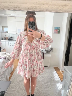 Plisserad klänning H&M  - Plisserad klänning från HM, den har inga tecken på användning men saknar sin lapp, den är storlek S. I bild 3 ser man färgen i dagsljus😍Helt slutsåld! Pris kan diskuteras 🥰