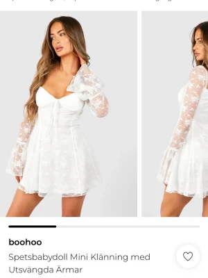Vit spetsklänning från Boohoo - Supersöt vit kort klänning från Boohoo i spets med blommigt mönster. Klänningen har utsvängda långärmar, v-ringning och snörning framtill. Passar som studentklänning! Använt enbart en gång, säljer eftersom den inte passa😇