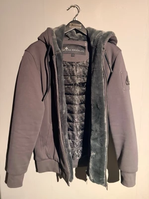 Grå hoodie-jacka från Moose Knuckles - Grå hoodie-jacka från moose, går att ta av pälsen inuti, köpt från Urban modern för 4000kr