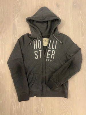 Hollister hoodie - Säljer en sällsynt och eftertraktad Hollister zip hoodie Grå färg | Storlek M (sitter som S/XS) | Vid frågor är det bara att höra av sig 💬