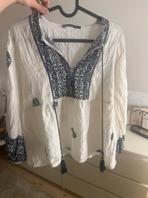 Zara blus - Säljer en fin blus från Zara med mörkblåa detaljer, perfekt till vår o sommar🩵