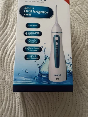 Nicwell Smart Oral Irrigator F5025 - Nicwell Smart Oral Irrigator F5025 med 200 ml kapacitet och fyra olika munstycken. Har fyra lägen: normal, mjuk, puls och custom. Utrustad med intelligent kontrollteknologi och kraftfull pulsering för effektiv rengöring mellan tänder och tandkött.