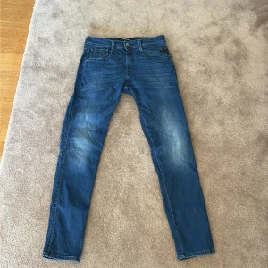Blå slim fit jeans från Replay - Säljer ett par blå slim fit jeans från Replay. Den har bra passform, inga hål och inga slitningar. Kontakta Dm för fler frågor! 