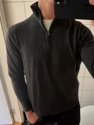 Stickad halv zip - Stilren merinoull halv zip från ”these glory days” i ett väldigt gott skick, ursprungligen storlek L men har krympt till en storlek S isch. Modellen är ca 180, 70kg. Hör av er vid minsta fundering.🙌🏽