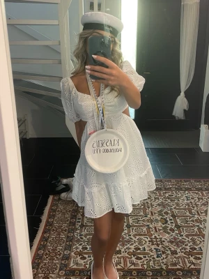 FINASTE studentklänningen  - Den här klänningen är en vacker och elegant design i en klassisk stil. Den har en figursydd silhuett som  framhäver midjan. Klänningen är perfekt för tillfällen som student dagen. Använd en gång så ny. Skriv för fler frågor och bilder 🤍Storlek Xxs men passar även Xs. Mina bilder.