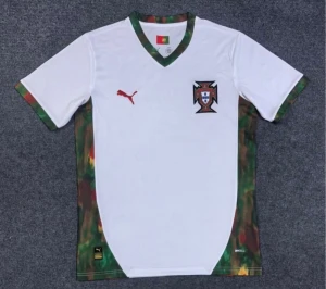 Portugal fotbollströja Puma vit - Snygg vit Portugal fotbollströja från Puma med gröna och röda camo-detaljer på sidor, ärmslut och krage. Tröjan har V-ringning, korta ärmar och Portugal-emblem på bröstet. Perfekt för match eller träning. Du kan bestämma vilken storlek du vill ha!!! Det kan ta upp till 15-20 dagar för tröjorna att komma!!! 