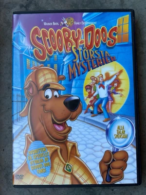 Scooby doo’s största mysterier dvd - DVD-film med Scooby-Doo's Största Mysterier. Filmen har en speltid på 85 minuter och är dubbad till svenska.   Finns på språk: Svenska, Engelska, Polska  OBS!! skivorna är begagnade så det kan förekomma repor/hairlines på skivorna, men då jag kollar igenom alla filmer jag säljer garanterar jag att alla funkar felfritt om inget annat står! :)  OBS! Det finns någon typ av beläggning på skivan, den var dessvärre så när jag fick hem den, men filmen spelas problemfritt :)