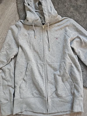 Gant hoodie - Gant hoodie i storlek L. Andvänd max 8 gånger. Nypris 1400.