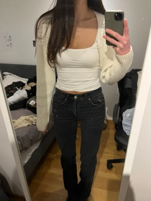 Vit bolero - Säljer en vit långärmad bolero i vitt stickat material. 