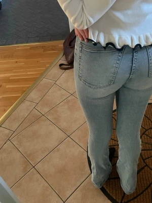 Ljusblå jeans - Säljer ett par ljusblå jeans. Jeansen har en snygg tvätt och är perfekta till vardagslooken. Tillverkade i mjuk bomull med lite stretch för extra komfort.