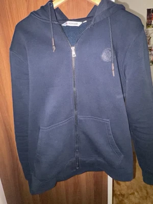Mörkblå hoodie från Moncler - Snygg mörkblå hoodie från Moncler med dragkedja 