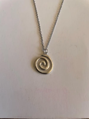 Spiral halsband  - Jag och dottern gör halsband och säljer nu här nån/några av favoriterna  .  Halsband är rostfritt stål 50cm, berlock är zinklegering . Priserna är fasta 
