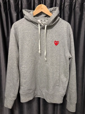 Cdg hoodie  - Comme des garçon hoodie - skick 8/10, fint skick! - storlek M, men passar S då den är mindre i storleken - väldigt snygg och stilren hoodie som passar till allt - hör av er vid frågor🙌