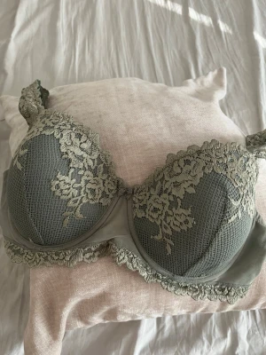 Grå spets-bh med blommönster - Använt 2 gånger