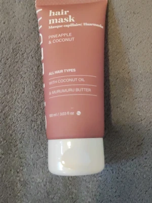 Hårinpackning Pineapple & Coconut - Hårmask för alla hårtyper med doft av ananas och kokos. Innehåller kokosolja och murumurusmör för extra näring och mjukhet. Kommer i en rosa tub med vit kork, 100 ml.