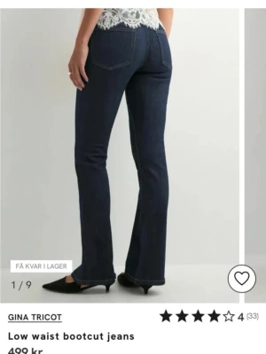 Gina Tricot low waist Jeans men köpta från NELLY - Väldigt väl använda och få men ni ser på bilden vad som har skett vid nedersta delen av byxan (endast en av benen) super snygga, dem är mörkblåa för fler bilder antingen in i NELLY eller så kan jag skicka, 