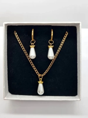 Smyckesetet  - Handgjort halsband inspirerat av Maria Nilsdotter.  Örhängen längd-3,7cm, halsband längd-40cm.  Material-rostfritt stål 