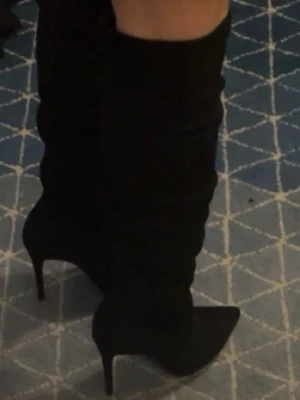 Mockaboots - Säljer ett par svarta jättesnygga mockaboots med spetsig tå och smal hög klack. 10 cm klack. Säljs pgr av att dem inte passar. Bara använd två gånger så inget tecken på användning.