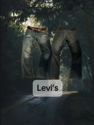 Levi's blåa jeans - Säljer ett par klassiska blåa Levi's jeans med snyggt slitna detaljer. Jeansen har rak passform, fem fickor och är tillverkade i slitstark denim. Perfekta för en avslappnad och trendig look.