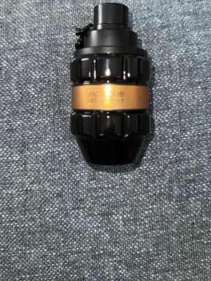 Spicebomb parfym från Viktor & Rolf 35ML KVAR - Spicebomb från Viktor & Rolf är en ikonisk parfym i en cool, granatinspirerad flaska i svart och brons. Flaskan är robust och har en metallisk känsla med en tydlig etikett. Perfekt för dig som gillar kryddiga och intensiva dofter.