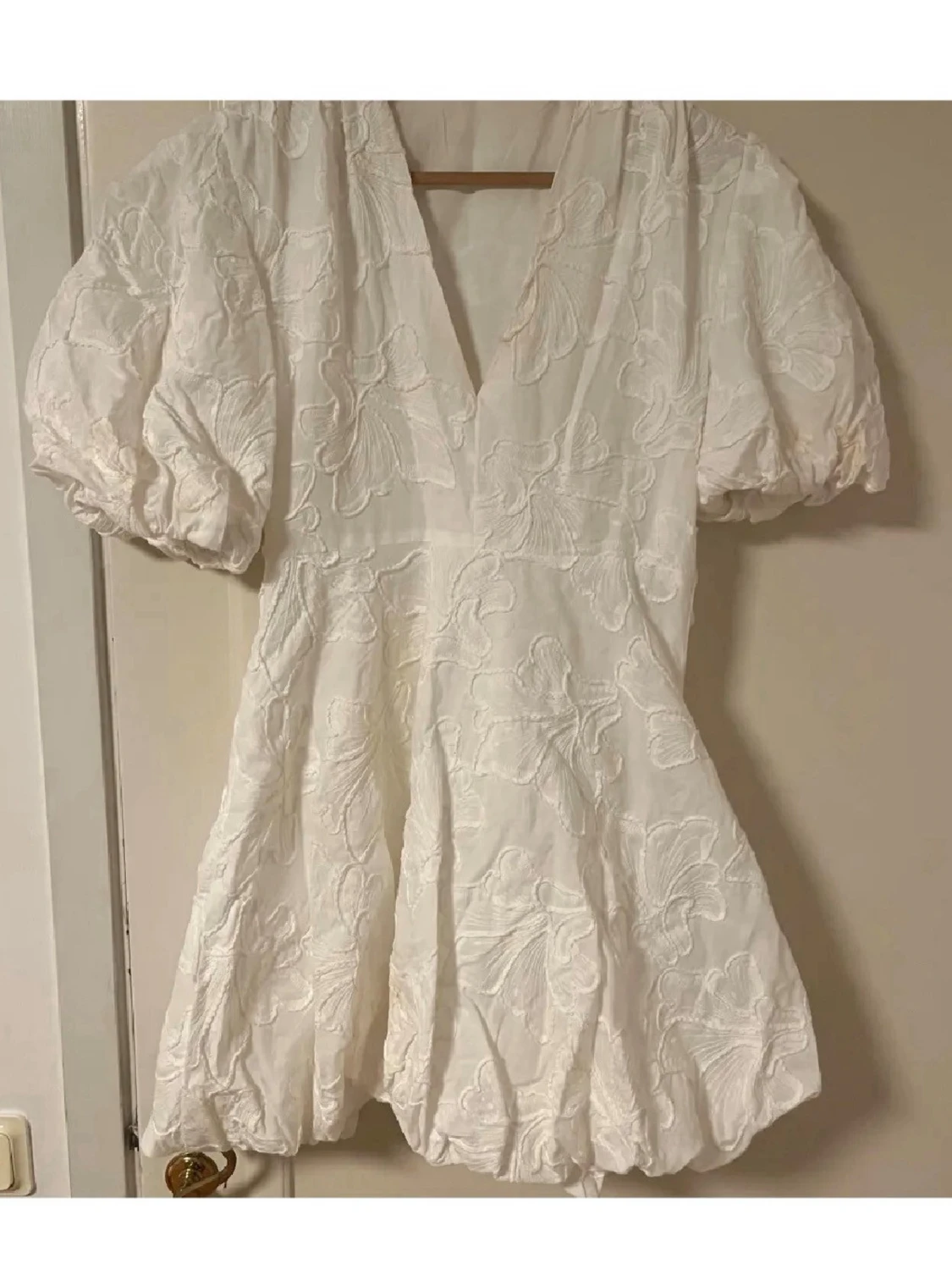 Vit kort klänning med puffärm - 1