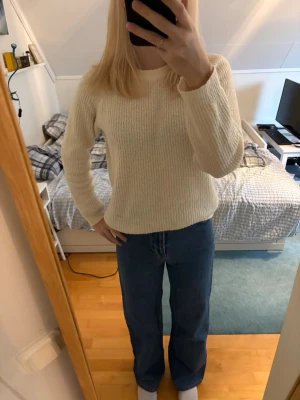 Blå jeans wide ultra high waist - Säljer ett par jeans i nyskick. Använda 1 gång. Säljs pga av att jag växt ur dem. Nypris 499.