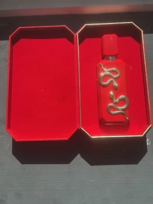 French avenue-veneno Scarlet  - Jag säljer en parfym som heter veneno Scarlet från varumärket French avenue. Denna parfymen har väldigt lyxig doft av bär och sötma. Denna doft är alldeles perfekt för vintern, höster eller sommarkvällarna🍓🫐🍯.  Du får också en otroligt trevlig och härlig presentation av både boxen och flaskan. Det kvarstår cirka 97/100ml 