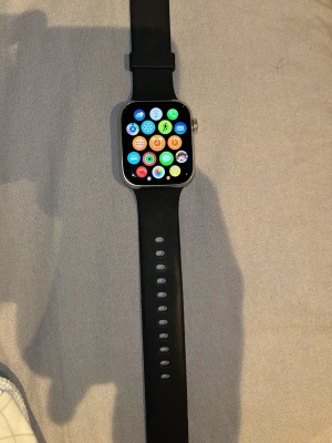 Svart Apple Watch Series 7  - Apple Watch Series 7   Inga repor på skärmen har tagit bra hand om den, inga fel på den  LADDARE INGÅR + SKYDD T SKÄRMEN + BAND