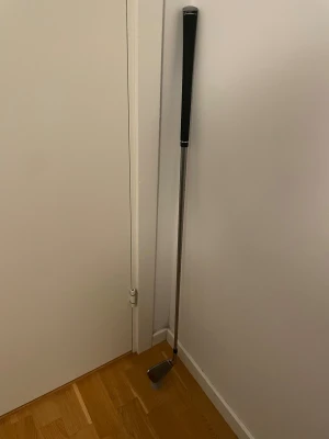 Cobra King F8-S golfklubba - Säljer en Cobra King F7-S järnklubba med snygg svart och silver design. Skaftet är i metall och greppet är svart med vita detaljer. Klubbhuvudet har en modern look med inslag av kolfiber och tydliga linjer. Perfekt för dig som vill steppa upp ditt golfspel.