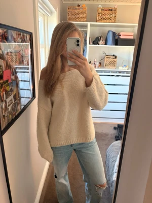 Off shoulder beige stickad tröja - Säljer en beige stickad tröja med off shoulder-design. Super fin men kommer inte till användning.