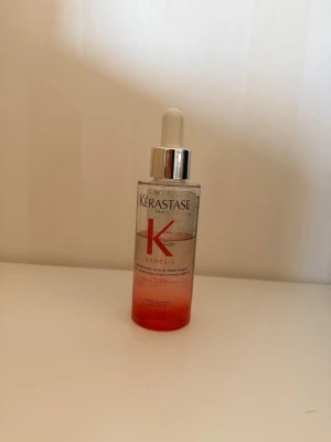 KérastaseGenesisSerum Anti Chute Fortifiant - Stärkande serum för försvagat hår som lätt drabbas av håravfall på grund av brutna hårstrån. Serumet innehåller en effektiv kombination av aminexil, edelweiss-celler och ingefärsrot som förbättrar hårets motståndskraft för att minska håravfall. Dag efter dag lugnar serumet hårbotten och stärker dess naturliga barriärfunktion. Den gelaktiga texturen underlättar appliceringen och motverkar att produkten rinner. 