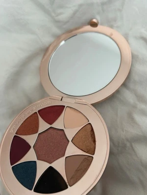 Estée Lauder ögonskuggspalett Bronze Goddess - Snygg ögonskuggspalett från Estée Lauder i Bronze Goddess med åtta olika nyanser i både matta och skimrande toner. Helt slutsålt. Oanvänd med plast kvar på spegeln sock har den varit med om en liten olycka:/