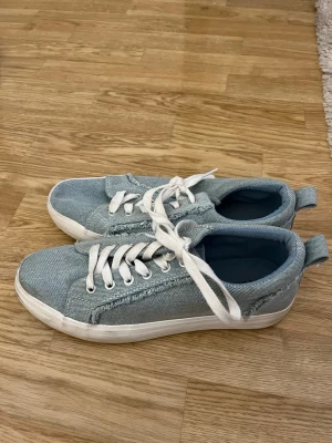 Blå denim skor  - Superfina blå denim skor från märket ”YOURTURN”, köpta på Zalando i storlek 40 💞 använda fåtal gånger!